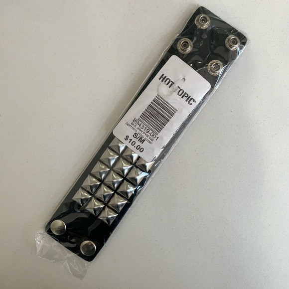 NWT Hot Topic pyramid stud bracelet - Picture 4 of 5